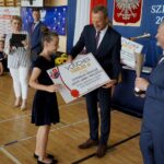 Wojewódzki koniec roku szkolnego. Na zdjęciu: Zbigniew Piątek - wójt gminy Piekoszów i Kazimierz Mądzik - świętokrzyski kurator oświaty / Piotr Kwaśniewski / Radio Kielce