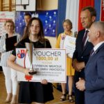 Wojewódzki koniec roku szkolnego. Na zdjęciu: Zbigniew Piątek - wójt gminy Piekoszów i Kazimierz Mądzik - świętokrzyski kurator oświaty / Piotr Kwaśniewski / Radio Kielce