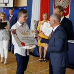 Wojewódzki koniec roku szkolnego. Na zdjęciu: Zbigniew Piątek - wójt gminy Piekoszów i Kazimierz Mądzik - świętokrzyski kurator oświaty / Piotr Kwaśniewski / Radio Kielce