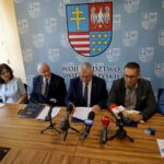 Podpisanie umowy w ramach projektu "e-Pracownie WŚ". Andrzej Pruś - przewodniczący sejmiku województwa świętokrzyskiego, Katarzyna Nowacka - świętokrzyski wicekurator oświaty, Marek Jońca - członek zarządu województwa świętokrzyskiego, Andrzej Bętkowski - marszałek województwa świętokrzyskiego, Artur Litka - członek zarządu GALAXY Systemy Informatyczne Sp. z o.o. i Mariusz Gosek - członek zarządu województwa świętokrzyskiego / Piotr Kwaśniewski / Radio Kielce