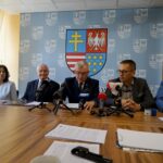 Podpisanie umowy w ramach projektu "e-Pracownie WŚ". Andrzej Pruś - przewodniczący sejmiku województwa świętokrzyskiego, Katarzyna Nowacka - świętokrzyski wicekurator oświaty, Marek Jońca - członek zarządu województwa świętokrzyskiego, Andrzej Bętkowski - marszałek województwa świętokrzyskiego, Artur Litka - członek zarządu GALAXY Systemy Informatyczne Sp. z o.o. i Mariusz Gosek - członek zarządu województwa świętokrzyskiego / Piotr Kwaśniewski / Radio Kielce