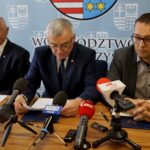 Podpisanie umowy w ramach projektu "e-Pracownie WŚ". Marek Jońca - członek zarządu województwa świętokrzyskiego, Andrzej Bętkowski - marszałek województwa świętokrzyskiego i Artur Litka - członek zarządu GALAXY Systemy Informatyczne Sp. z o.o. / Piotr Kwaśniewski / Radio Kielce