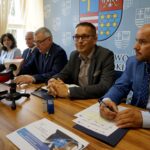 Podpisanie umowy w ramach projektu "e-Pracownie WŚ". Andrzej Pruś - przewodniczący sejmiku województwa świętokrzyskiego, Katarzyna Nowacka - świętokrzyski wicekurator oświaty, Marek Jońca - członek zarządu województwa świętokrzyskiego, Andrzej Bętkowski - marszałek województwa świętokrzyskiego, Artur Litka - członek zarządu GALAXY Systemy Informatyczne Sp. z o.o. i Mariusz Gosek - członek zarządu województwa świętokrzyskiego / Piotr Kwaśniewski / Radio Kielce