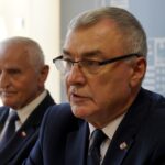 Podpisanie umowy w ramach projektu "e-Pracownie WŚ". Marek Jońca - członek zarządu województwa świętokrzyskiego i Andrzej Bętkowski - marszałek województwa świętokrzyskiego / Piotr Kwaśniewski / Radio Kielce