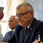 Podpisanie umowy w ramach projektu "e-Pracownie WŚ". Marek Jońca - członek zarządu województwa świętokrzyskiego i Andrzej Bętkowski - marszałek województwa świętokrzyskiego / Piotr Kwaśniewski / Radio Kielce