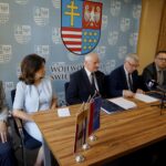 Podpisanie umowy w ramach projektu "e-Pracownie WŚ". Andrzej Pruś - przewodniczący sejmiku województwa świętokrzyskiego, Katarzyna Nowacka - świętokrzyski wicekurator oświaty, Marek Jońca - członek zarządu województwa świętokrzyskiego, Andrzej Bętkowski - marszałek województwa świętokrzyskiego, Artur Litka - członek zarządu GALAXY Systemy Informatyczne Sp. z o.o. i Mariusz Gosek - członek zarządu województwa świętokrzyskiego / Piotr Kwaśniewski / Radio Kielce