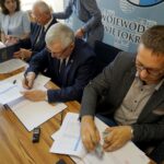 Podpisanie umowy w ramach projektu "e-Pracownie WŚ". Marek Jońca - członek zarządu województwa świętokrzyskiego, Andrzej Bętkowski - marszałek województwa świętokrzyskiego i Artur Litka - członek zarządu GALAXY Systemy Informatyczne Sp. z o.o. / Piotr Kwaśniewski / Radio Kielce