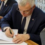 Podpisanie umowy w ramach projektu "e-Pracownie WŚ". Andrzej Bętkowski - marszałek województwa świętokrzyskiego / Piotr Kwaśniewski / Radio Kielce