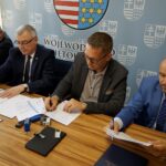 Podpisanie umowy w ramach projektu "e-Pracownie WŚ". Marek Jońca - członek zarządu województwa świętokrzyskiego, Andrzej Bętkowski - marszałek województwa świętokrzyskiego, Artur Litka - członek zarządu GALAXY Systemy Informatyczne Sp. z o.o. i Mariusz Gosek - członek zarządu województwa świętokrzyskiego / Piotr Kwaśniewski / Radio Kielce