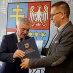 Podpisanie umowy w ramach projektu "e-Pracownie WŚ". Andrzej Bętkowski - marszałek województwa świętokrzyskiego i Artur Litka - członek zarządu GALAXY Systemy Informatyczne Sp. z o.o. / Piotr Kwaśniewski / Radio Kielce