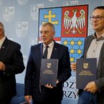 Podpisanie umowy w ramach projektu "e-Pracownie WŚ". Marek Jońca - członek zarządu województwa świętokrzyskiego, Andrzej Bętkowski - marszałek województwa świętokrzyskiego i Artur Litka - członek zarządu GALAXY Systemy Informatyczne Sp. z o.o. / Piotr Kwaśniewski / Radio Kielce