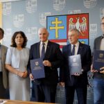 Podpisanie umowy w ramach projektu "e-Pracownie WŚ". Andrzej Pruś - przewodniczący sejmiku województwa świętokrzyskiego, Katarzyna Nowacka - świętokrzyski wicekurator oświaty, Marek Jońca - członek zarządu województwa świętokrzyskiego, Andrzej Bętkowski - marszałek województwa świętokrzyskiego i Artur Litka - członek zarządu GALAXY Systemy Informatyczne Sp. z o.o. / Piotr Kwaśniewski / Radio Kielce