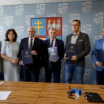 Podpisanie umowy w ramach projektu "e-Pracownie WŚ". Andrzej Pruś - przewodniczący sejmiku województwa świętokrzyskiego, Katarzyna Nowacka - świętokrzyski wicekurator oświaty, Marek Jońca - członek zarządu województwa świętokrzyskiego, Andrzej Bętkowski - marszałek województwa świętokrzyskiego, Artur Litka - członek zarządu GALAXY Systemy Informatyczne Sp. z o.o. i Mariusz Gosek - członek zarządu województwa świętokrzyskiego / Piotr Kwaśniewski / Radio Kielce