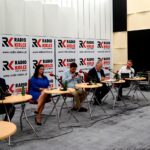 Studio Polityczne Radia Kielce. Na zdjęciu (od lewej): Bogdan Latosiński - PiS, Dorota Jarońska - Kukiz'15, Mateusz Żukowski - Nowoczesna, Czesław Siekierski - PSL i Wiktor Pytlak - PO / Radio Kielce