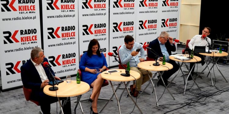 Studio Polityczne Radia Kielce. Na zdjęciu (od lewej): Bogdan Latosiński - PiS, Dorota Jarońska - Kukiz'15, Mateusz Żukowski - Nowoczesna, Czesław Siekierski - PSL i Wiktor Pytlak - Kukiz'15 / Radio Kielce