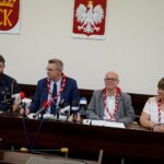 Konferencja prasowa prezydenta Kielc poświęcona Akcji Lato w Mieście. Tomasz Rejmer - komendant Chorągwi Kieleckiej ZHP, Bogdan Wenta - prezydent Kielc, Artur Sobolewski - Wydział Promocji Urzędu Miasta Kielce i Danuta Papaj - zastępca prezydenta Kielc / Piotr Kwaśniewski / Radio Kielce