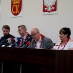 Konferencja prasowa prezydenta Kielc poświęcona Akcji Lato w Mieście. Tomasz Rejmer - komendant Chorągwi Kieleckiej ZHP, Bogdan Wenta - prezydent Kielc, Artur Sobolewski - Wydział Promocji Urzędu Miasta Kielce i Danuta Papaj - zastępca prezydenta Kielc / Piotr Kwaśniewski / Radio Kielce