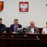 Konferencja prasowa prezydenta Kielc poświęcona Akcji Lato w Mieście. Tomasz Rejmer - komendant Chorągwi Kieleckiej ZHP, Bogdan Wenta - prezydent Kielc, Artur Sobolewski - Wydział Promocji Urzędu Miasta Kielce i Danuta Papaj - zastępca prezydenta Kielc / Piotr Kwaśniewski / Radio Kielce