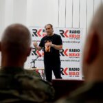 Kielce. Żołnierze WOT z wizytą w Radiu Kielce. Janusz Knap - prezes Radia Kielce / Piotr Kwaśniewski / Radio Kielce