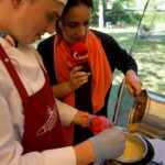 Śniadanie w ogrodzie. Paweł Ptaś - szef kuchni w restauracji Monte Carlo i Magdalena Sitek - Radio Kielce / Piotr Kwaśniewski / Radio Kielce