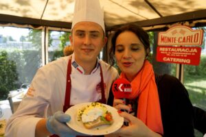 Śniadanie w ogrodzie. Paweł Ptaś - szef kuchni w restauracji Monte Carlo i Magdalena Sitek - Radio Kielce / Piotr Kwaśniewski / Radio Kielce