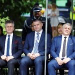 Uroczystość pośmiertnego nadania  stopnia kapitana Stanisławowi Grabdzie, pseudonim „Bem”. Od lewej: senator Krzysztof Słoń, Paweł Wójcik - burmistrz Chmielnika oraz poseł Bogdan Latosiński / Jarosław Kubalski / Radio Kielce