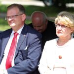 Uroczystość pośmiertnego nadania  stopnia kapitana Stanisławowi Grabdzie, pseudonim „Bem”. Jan Józef Kasprzyk - szef Urzędu do Spraw Kombatantów i Osób Represjonowanych oraz Dorota Koczwańska-Kalita - naczelnik kieleckiej delegatury Instytutu Pamięci Narodowej / Jarosław Kubalski / Radio Kielce