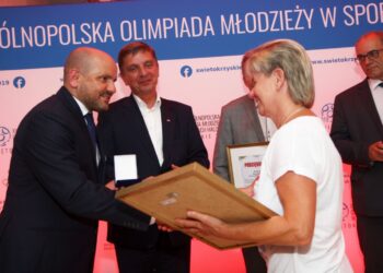 Kielce. Podsumowanie XXV Ogólnopolskiej Olimpiady Młodzieży w Sportach Halowych ŚWIĘTOKRZYSKIE 2019. Na zdjęciu (od lewej): Mariusz Gosek - członek zarządu województwa i Andrzej Pruś - przewodniczący sejmiku województwa / swietokrzyskie.pro