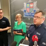 Na zdjęciu (od lewej): nadkom. Kamil Tokarski - rzecznik prasowy Komendy Wojewódzkiej Policji w Kielcach, Elżbieta Pryciak - specjalista ds. pozyskiwania funduszy pomocowych Wydziału Komunikacji Społecznej  i Prezydialnego KWP w Kielcach i nadkom. Tomasz Janik - naczelnik Wydziału Ruchu Drogowego KWP w Kielcach / Piotr Kwaśniewski / Radio Kielce