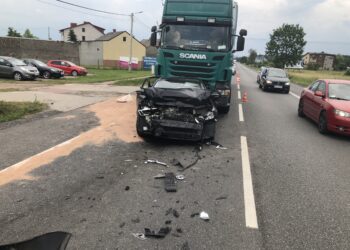 Kostomłoty II. Zderzenie czterech pojazdów na drodze krajowej nr 74 / Jarosław Kubalski / Radio Kielce