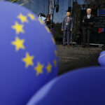 Morawica otrzymała Flagę Honorową Rady Europy. Na zdjęciu Marian buras - burmistrz Morawicy oraz przedstawiciel Rady Europy Erich Fritz / Jarosław Kubalski / Radio Kielce