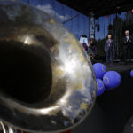 Morawica otrzymała Flagę Honorową Rady Europy. Na zdjęciu Marian buras - burmistrz Morawicy oraz przedstawiciel Rady Europy Erich Fritz / Jarosław Kubalski / Radio Kielce