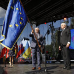 Morawica otrzymała Flagę Honorową Rady Europy. Na zdjęciu Marian buras - burmistrz Morawicy oraz przedstawiciel Rady Europy Erich Fritz / Jarosław Kubalski / Radio Kielce