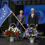 Morawica otrzymała Flagę Honorową Rady Europy. Na zdjęciu Marian buras - burmistrz Morawicy oraz przedstawiciel Rady Europy Erich Fritz / Jarosław Kubalski / Radio Kielce