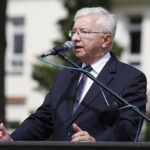 Kielce. Przysięga elewów w Centrum Przygotowań do Misji Zagranicznych. Na zdjęciu: poseł Krzysztof Lipiec / Jarosław Kubalski / Radio Kielce