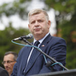 Kielce. Przysięga elewów w Centrum Przygotowań do Misji Zagranicznych. Na zdjęciu: senator Jarosław Rusiecki / Jarosław Kubalski / Radio Kielce