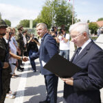 Kielce. Przysięga elewów w Centrum Przygotowań do Misji Zagranicznych. Na zdjęciu (od lewej): senator Jarosław Rusiecki i poseł Krzysztof Lipiec / Jarosław Kubalski / Radio Kielce