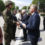 Kielce. Przysięga elewów w Centrum Przygotowań do Misji Zagranicznych. Na zdjęciu (od lewej): poseł Krzysztof Lipiec i senator Jarosław Rusiecki / Jarosław Kubalski / Radio Kielce