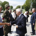 Kielce. Przysięga elewów w Centrum Przygotowań do Misji Zagranicznych. Na zdjęciu (od lewej): senator Jarosław Rusiecki i poseł Krzysztof Lipiec / Jarosław Kubalski / Radio Kielce