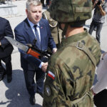 Kielce. Przysięga elewów w Centrum Przygotowań do Misji Zagranicznych. Na zdjęciu (od lewej): poseł Krzysztof Lipiec i senator Jarosław Rusiecki / Jarosław Kubalski / Radio Kielce