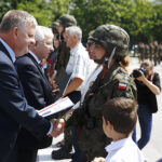 Kielce. Przysięga elewów w Centrum Przygotowań do Misji Zagranicznych. Na zdjęciu (od lewej): senator Jarosław Rusiecki i poseł Krzysztof Lipiec / Jarosław Kubalski / Radio Kielce