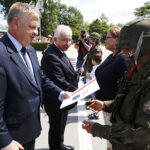 Kielce. Przysięga elewów w Centrum Przygotowań do Misji Zagranicznych. Na zdjęciu (od lewej): senator Jarosław Rusiecki i poseł Krzysztof Lipiec / Jarosław Kubalski / Radio Kielce