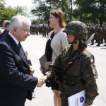 Kielce. Przysięga elewów w Centrum Przygotowań do Misji Zagranicznych. Na zdjęciu: poseł Krzysztof Lipiec / Jarosław Kubalski / Radio Kielce