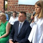 Sandomierz. Spotkanie z Wiesławem Myśliwskim. Na zdjęciu (od lewej): Katarzyna Kubacka-Seweryn, Marcin Marzec - burmistrz i Anna Bokwa właścicielka "Widnokręgu" / Grażyna Szlęzak - Wójcik / Radio Kielce