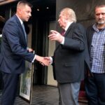 Sandomierz. Spotkanie z Wiesławem Myśliwskim. Na zdjęciu (od lewej): burmistrz Marcin Marzec, Wiesław Myśliwski i Wojciech Bonowicz / Grażyna Szlęzak - Wójcik / Radio Kielce