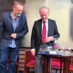 Sandomierz. Spotkanie z Wiesławem Myśliwskim. Na zdjęciu (od lewej): Wojciech Bonowicz i Wiesław Myśliwski / Grażyna Szlęzak - Wójcik / Radio Kielce