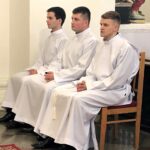 Sandomierz. Święcenia diakonatu. Na zdjęciu (od lewej): wyświęceni diakoni: Jarosław Nieściur, Piotr Sosnówka i Bartłomiej Stawowy / Grażyna Szlęzak - Wójcik / Radio Kielce