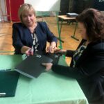 Sandomierz. Podpisanie porozumienia o współpracy pomiędzy Szkołą Rolniczą i wydziałem zamiejscowym UJK. Na zdjęciu (od lewej): Alicja Szatan - dyrektor zespołu Szkół Centrum Kształcenia Rolniczego i dr. Małgorzata Makowska-Brzychczyk - dziekan wydziału zamiejscowego UJK w Sandomierzu / Grażyna Szlęzak - Wójcik / Radio Kielce