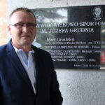 Uroczyste odsłonięcie tablicy upamiętniającej osobę Józefa Grudnia. Ceremonii dokonał syn mistrza Robert Grudzień / Marta Gajda / Radio Kielce