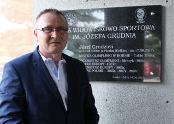 Uroczyste odsłonięcie tablicy upamiętniającej osobę Józefa Grudnia. Ceremonii dokonał syn mistrza Robert Grudzień / Marta Gajda / Radio Kielce